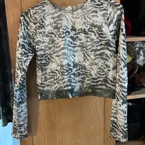 Long sleeve cropped yoga top.